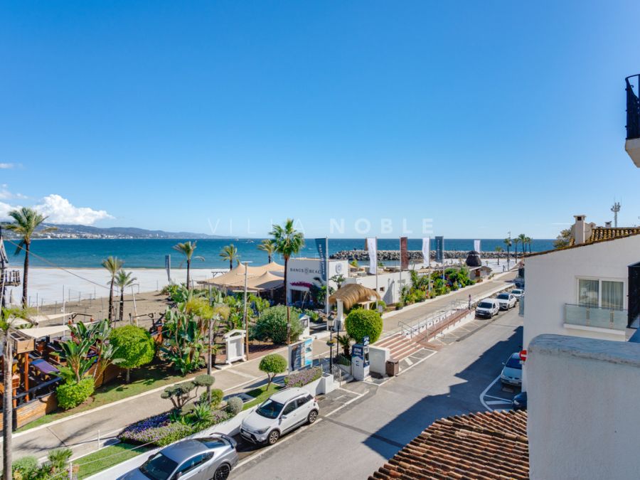 Precioso apartamento en primera línea de playa con vistas al mar y a la montaña en Puerto Banús