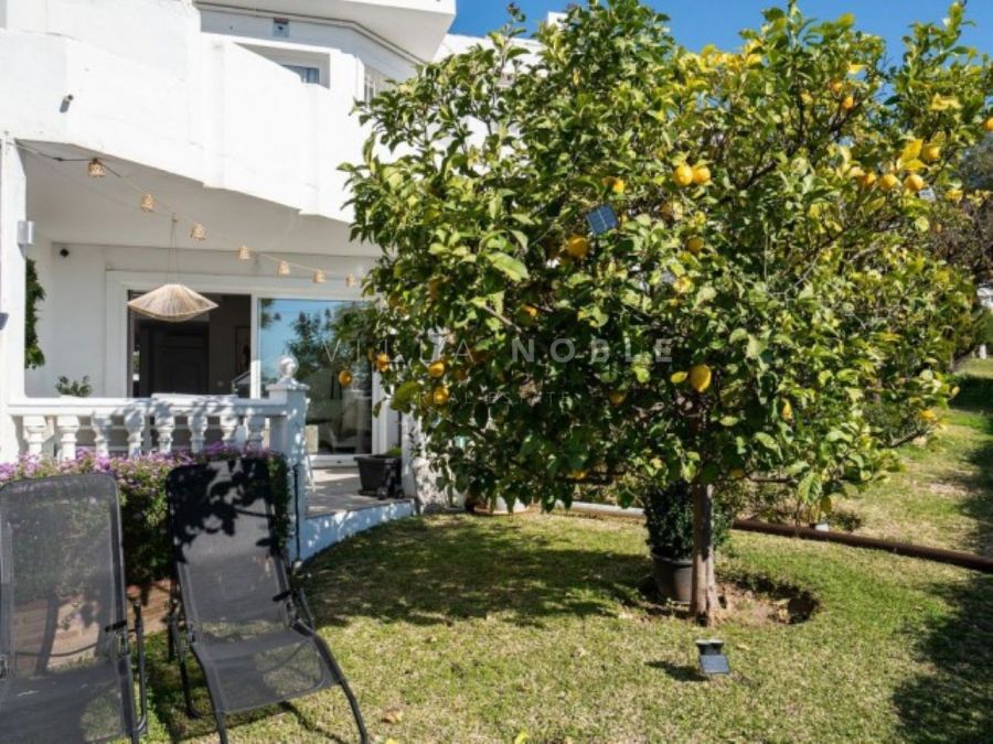 Doppelhaushälfte, kürzlich renoviert, mit traumhaftem Meerblick in Calahonda