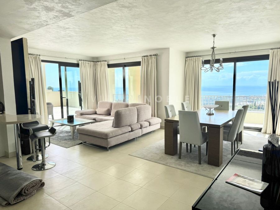 Amplio Atico con gran terraza y vistas panoramicas en los Altos de los Monteros, Marbella