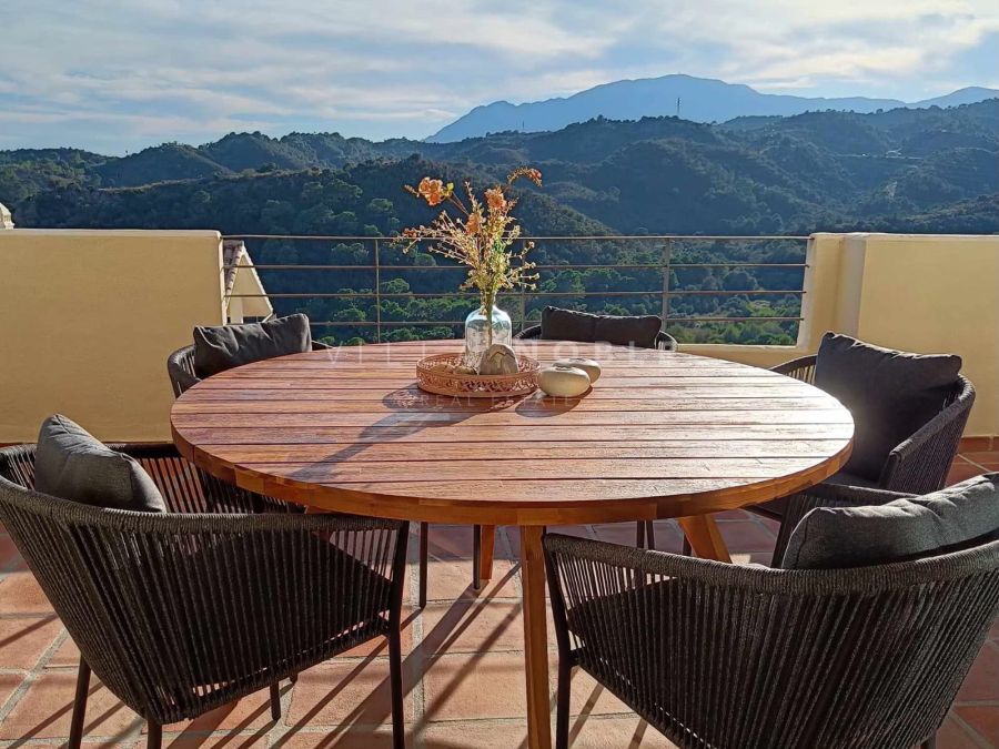 Apartment mit 2 Schlafzimmern, großer Terrasse sowie Meer- und Bergblick in Selwo, Estepona