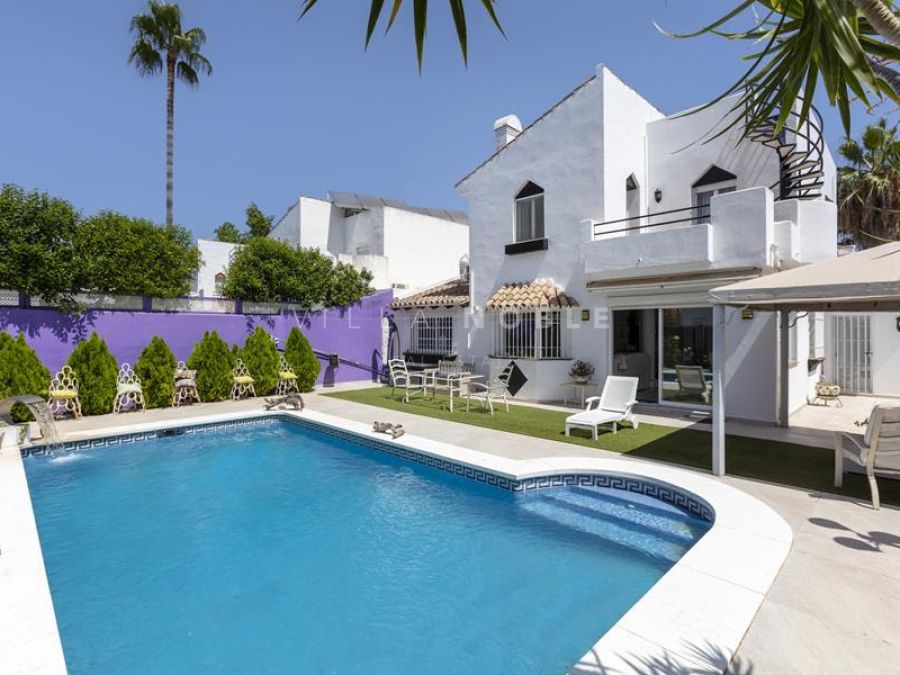 Villa parcialmente renovada a poca distancia a pie de la playa en Isdabe, Atalaya Beach