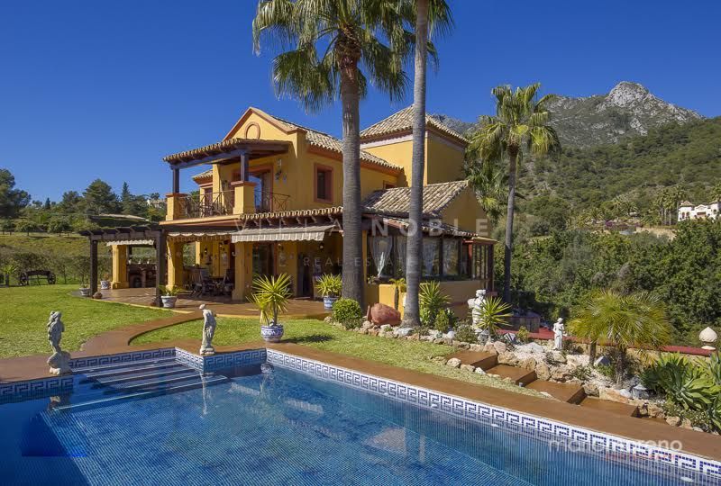 Beautiful andalusian style Villa in the most sought after location Cascada de Camojan