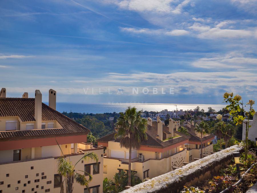 Duplex penthouse in Coto Real II with fantastic sea and mountain views !