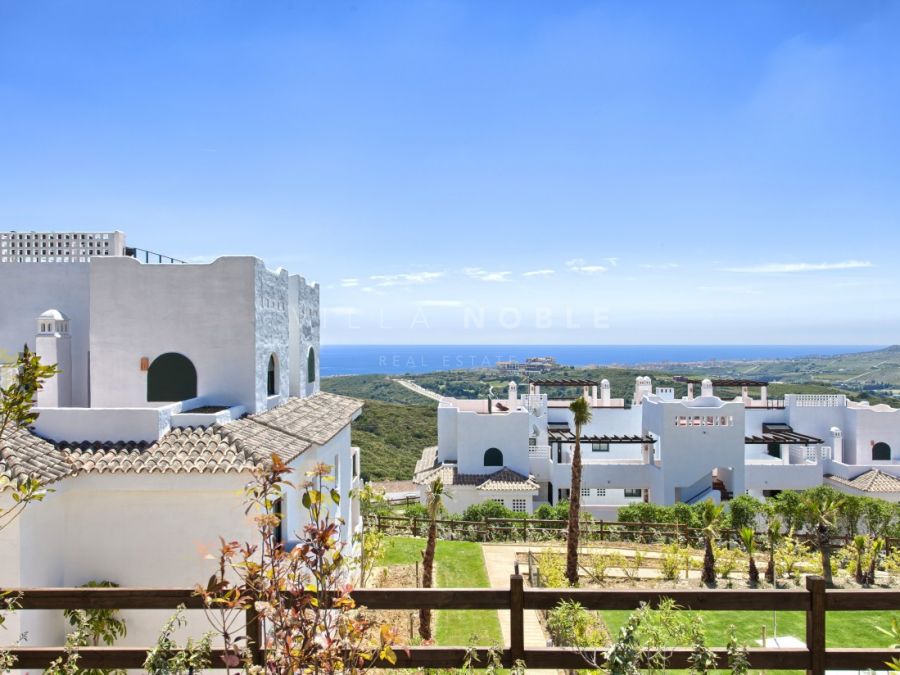Apartamento completamente amueblado en esquina en estilo mediterráneo y con impresionantes vistas al mar y al golf en Casares