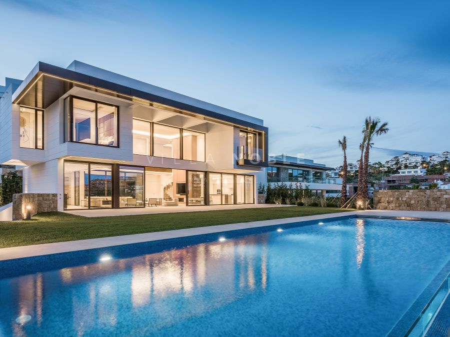 Außergewöhnliches neues modernes Villa in Condes de Luque / Capanes