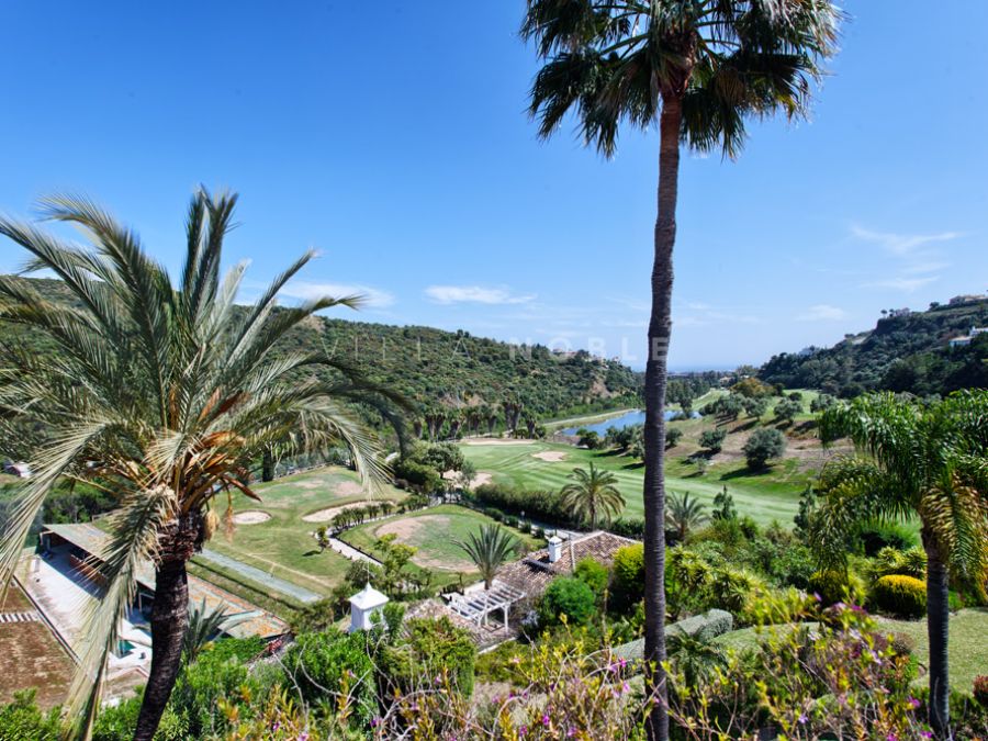 Amplio ático dúplex con vistas al golf de La Quinta
