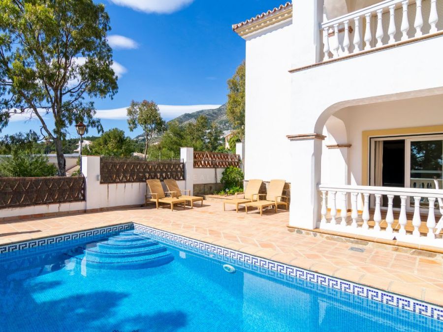 Villa de 5 dormitorios de alta calidad en Las Lomas de Mijas. Con un apartamento de invitados separado. € 675,000