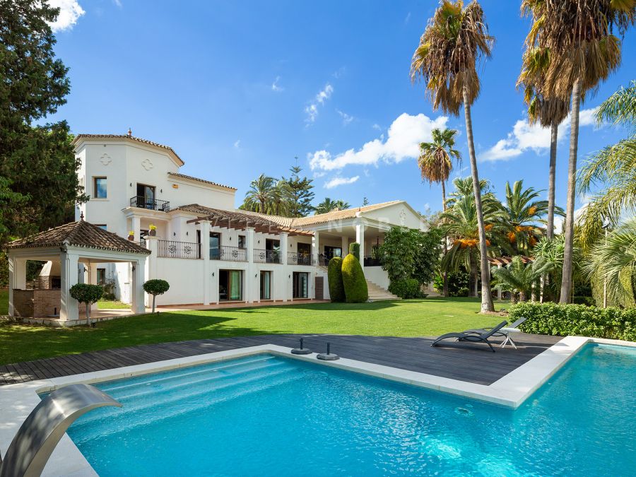 Villa de estilo clásico ubicada en Las Brisas, Nueva Andalucía