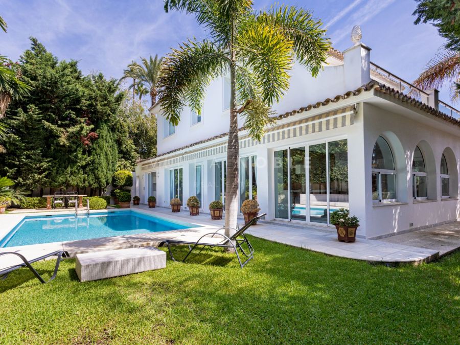 SCHÖNE VILLA MIT 5 SCHLAFZIMMERN AM STRAND VON LOS MONTEROS, EINER DER BESTEN ORTSCHAFTEN IN MARBELLA