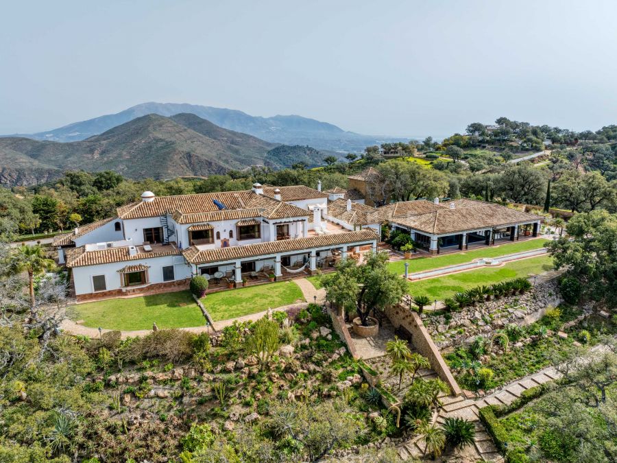 Astonishing luxury villa with sea views in La Mairena, Marbella East