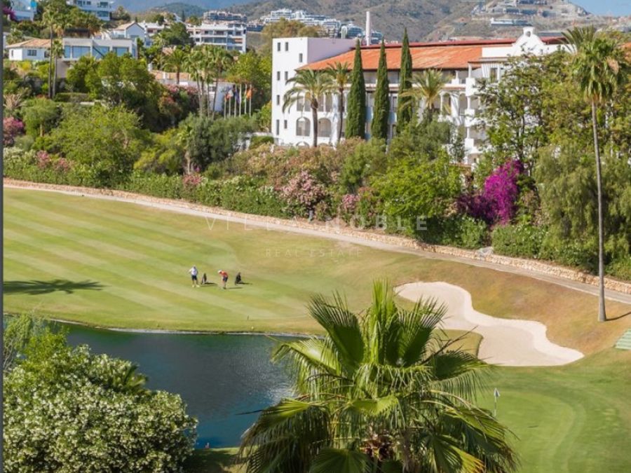 ESPACIOSA CASA ADOSADA EN PRIMERA LÍNEA DE GOLF EN LAS ENCINAS, LA QUINTA, BENAHAVÍS