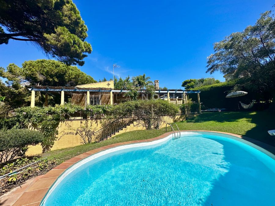 CHARMANTE VILLA IM CORTIJO-STIL IN DER EXKLUSIVEN URBANISATION LA CAROLINA IN DER GOLDENEN MEILE VON MARBELLA