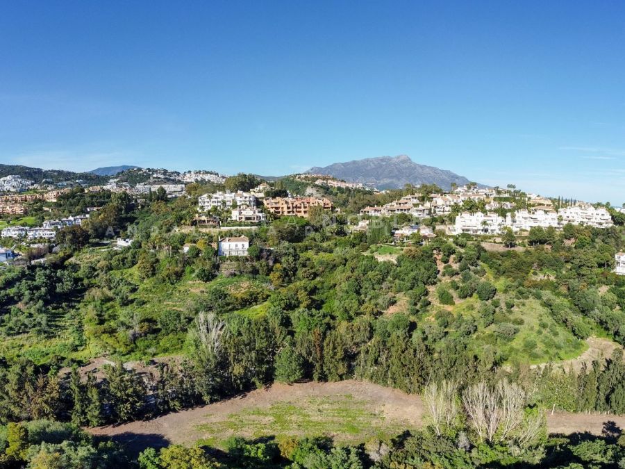 Parcela de 1.080m2 con vistas al mar, campo y montaña en Los Almendros, Benahavis