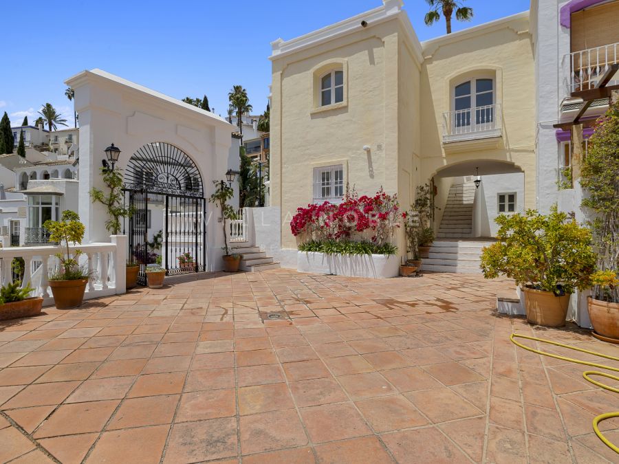 Schön gelegenes Stadthaus in La Perla de la Heredia, Benahavis