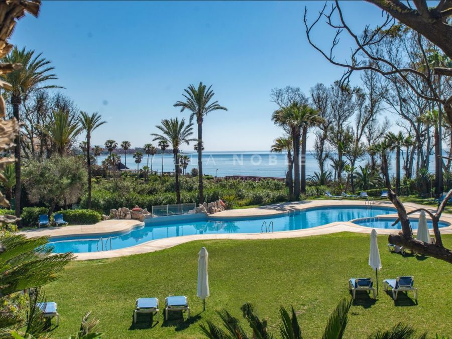 Casa adosada en primera línea de playa en El Velerín, Estepona