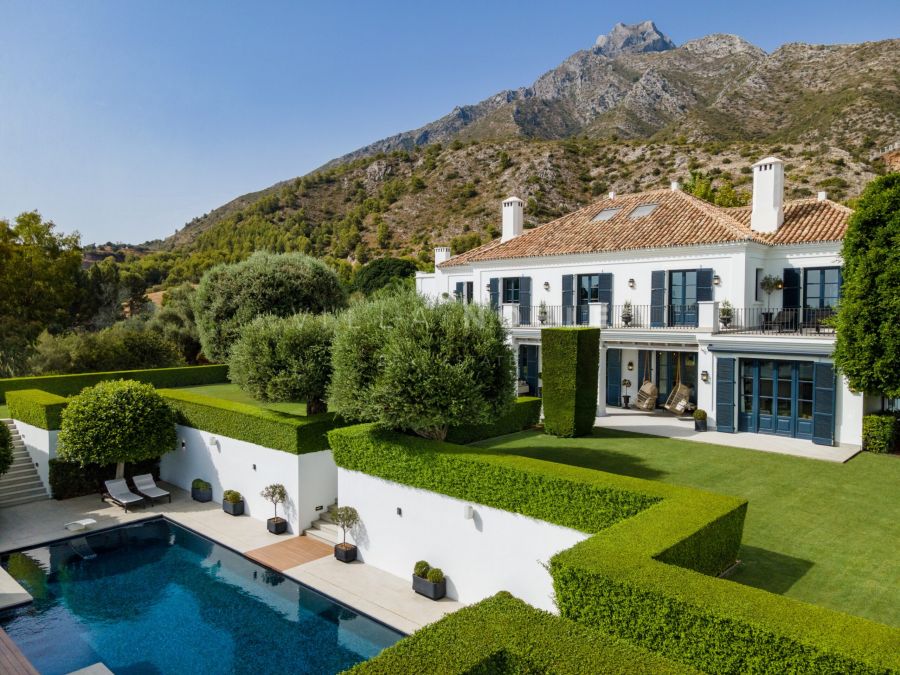 ELEGANT MEDITERRANEAN-STYLE VILLA IN LOS PICOS DE NAGÜELES