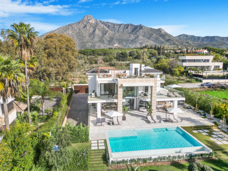 Exklusive, nach Süden ausgerichtete Villa mit sechs Schlafzimmern in der prestigeträchtigen Wohnanlage Villas Del Marquez an der Goldenen Meile von Marbella