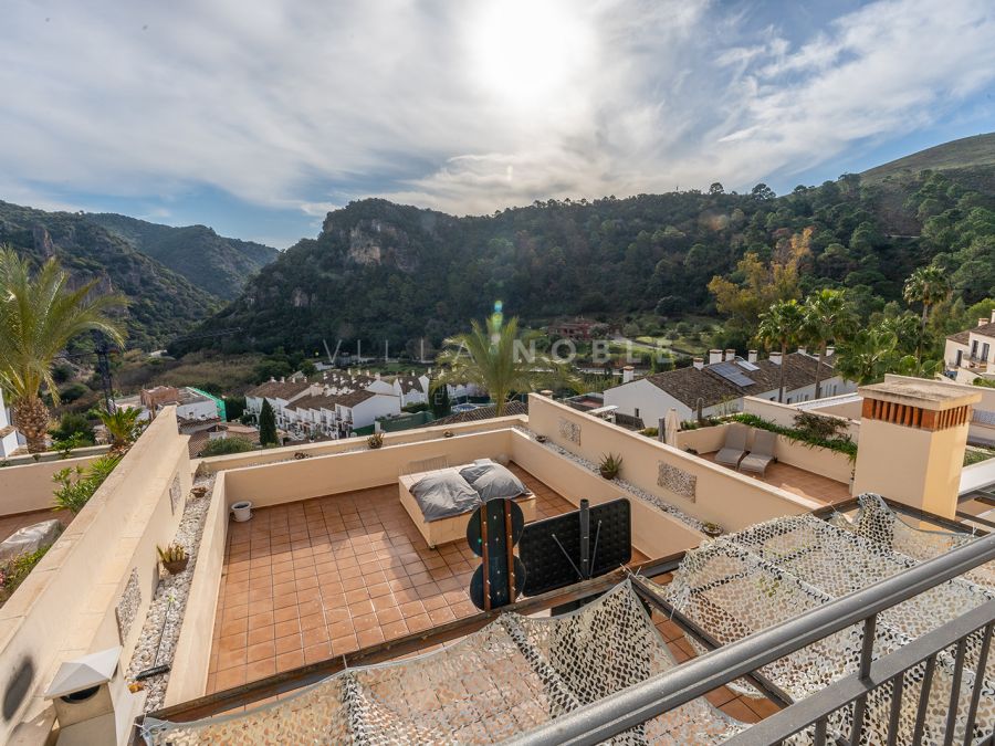 Stunning front line townhouse in the popular El Casar development in Benahavis