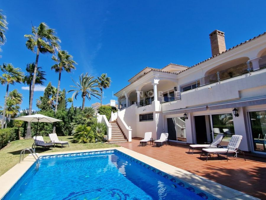 Wunderschöne Villa mit herrlichem Panoramablick in der Nähe des El Paraiso Golf Club