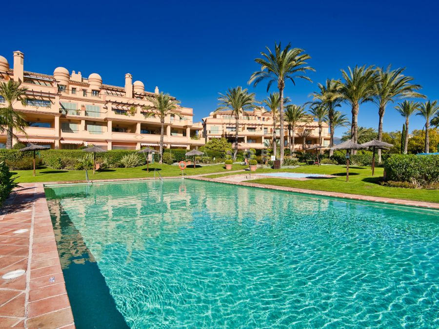 Fabulous apartment within the prestigious gated community of Four Seasons, set within the Los Flamingos