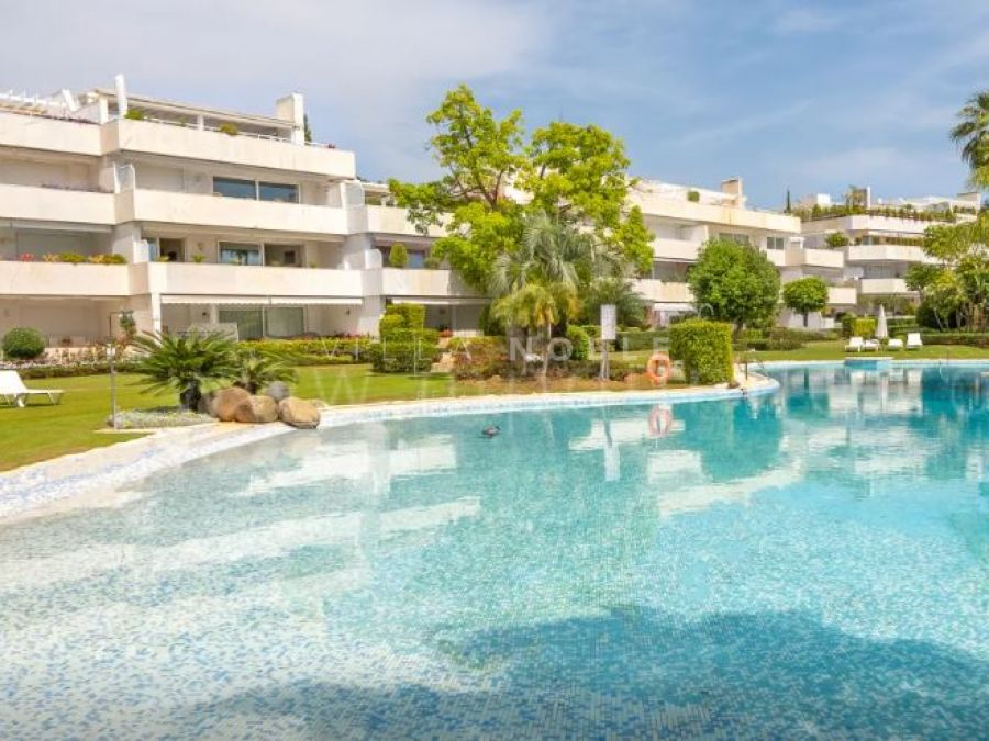 Apartamento con orientación suroeste en primera línea de Los Granados Golf, Las Brisas, Nueva Andalucía