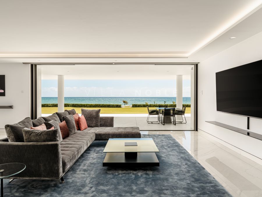 Impresionante apartamento en planta baja frente al mar en venta se encuentra en Emare, Estepona