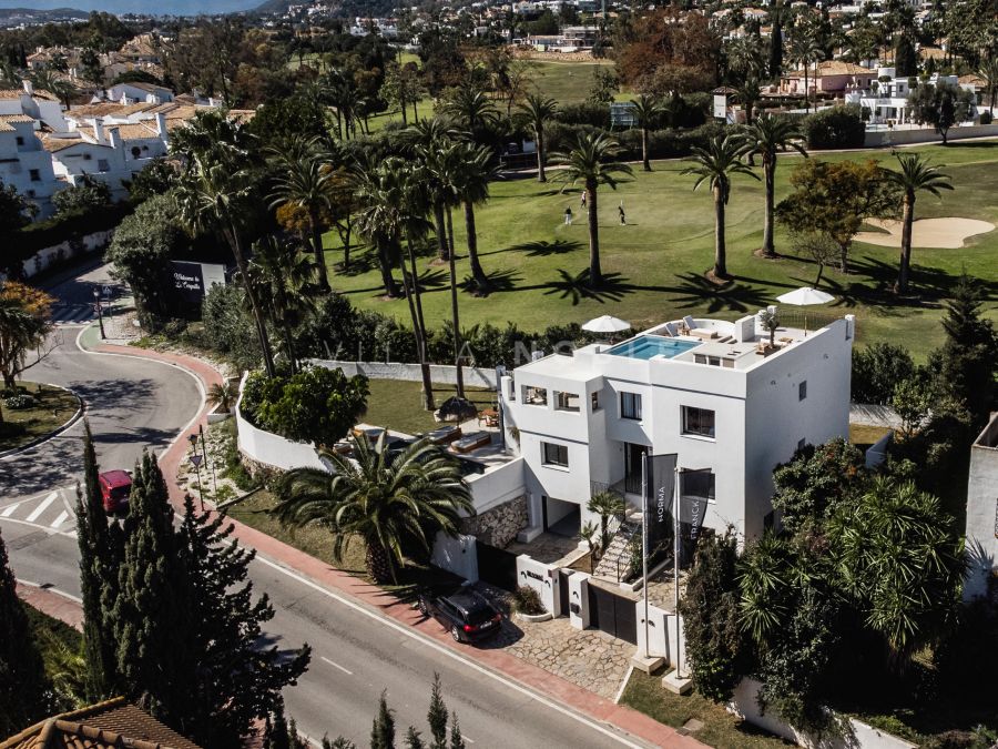 Villa de 5 dormitorios recientemente renovada situada en la encantadora zona de Nueva Andalucía, Marbella.