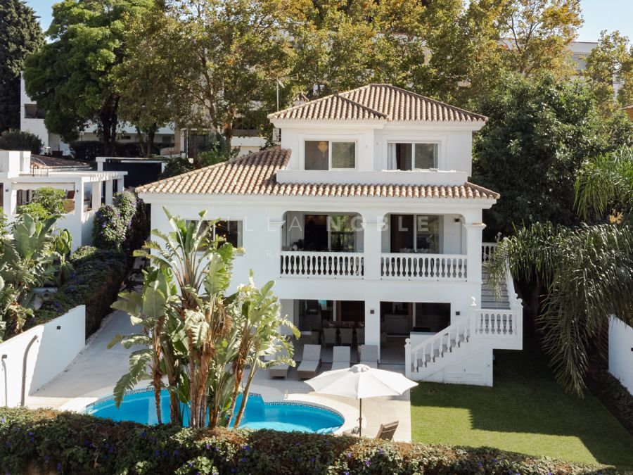 Renovierte Villa, nur wenige Schritte von allen Annehmlichkeiten entfernt in Nueva Andalucia entfernt