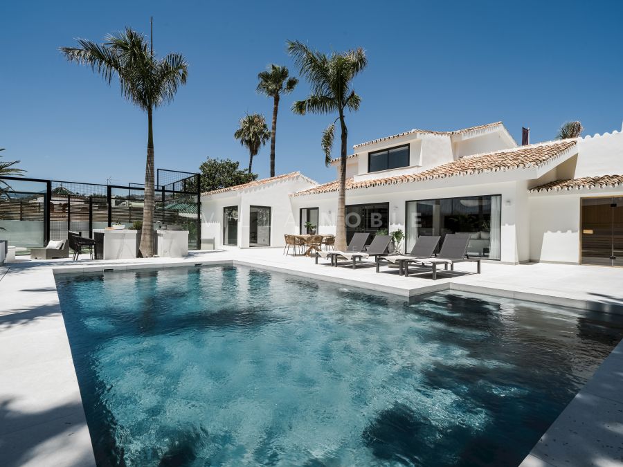 Preciosa villa de 7 dormitorios con pista de padel privada en Nueva Andalucia, Marbella