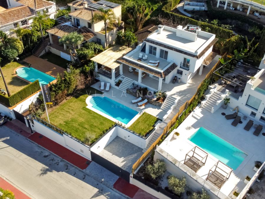 Una espaciosa villa de 5 dormitorios, con vistas al campo de golf Las Brisas y La Concha, en el corazón de Nueva Andalucía, Marbella