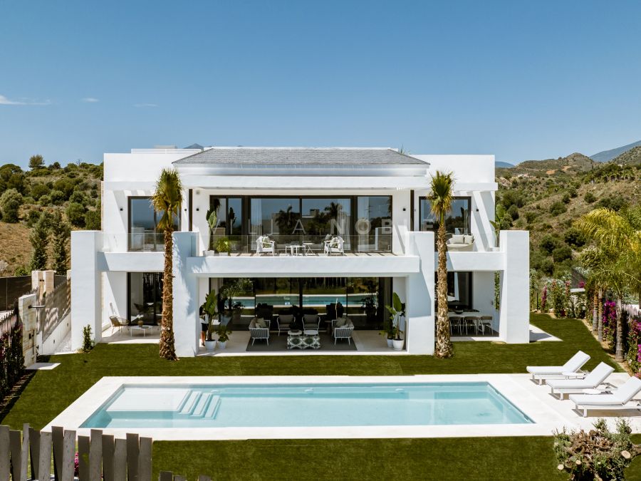 NEW COMPLEX IN A FANTASTIC ENVIROMENT ON THE GOLDEN MILE MARBELLA