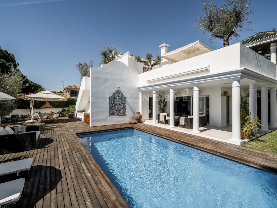 Encantadora casa de playa de 6 dormitorios situada a pocos metros del mar y de las dunas de Artola, Marbella