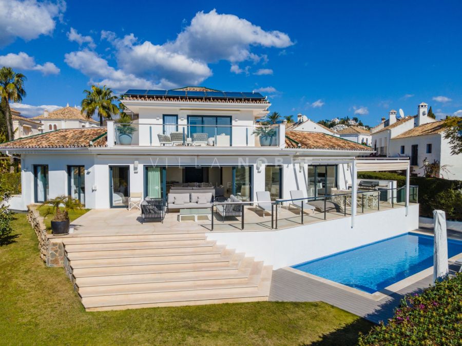 Villa familiar reformada con impresionantes vistas al mar en el corazón del Valle del Golf, Nueva Andalucía.