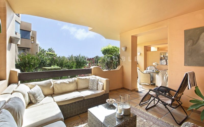 Fantastische Wohnung im Erdgeschoss mit privatem Garten in Casares Playa