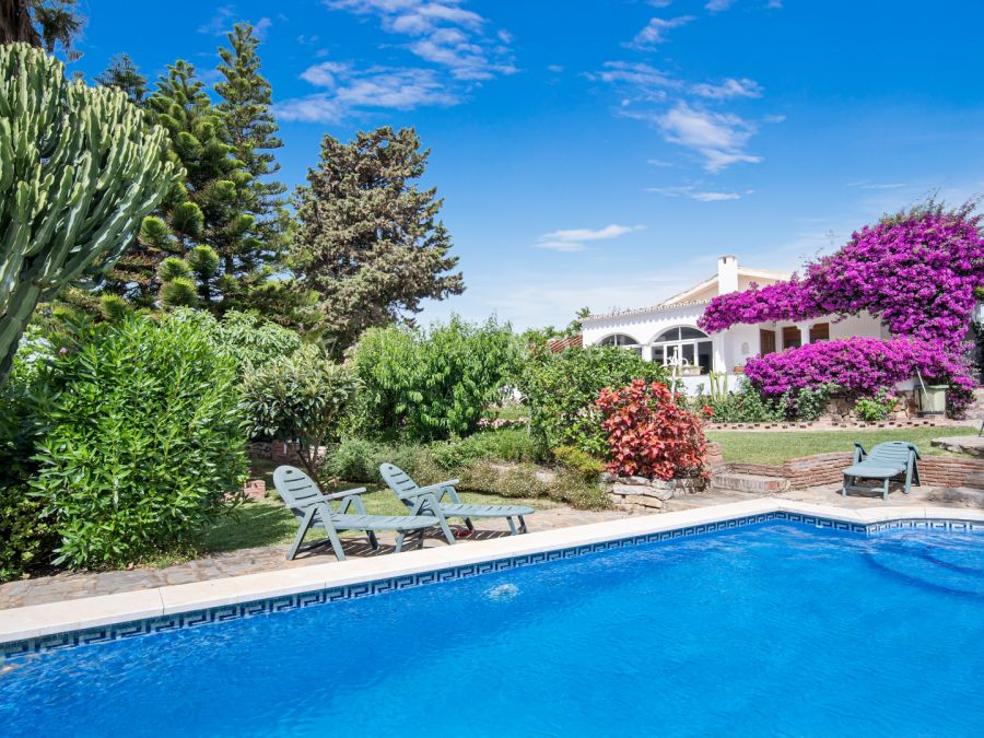 Schöne Villa in Westen von Estepona, nur wenige Gehminuten vom Strand und Geschäften entfernt