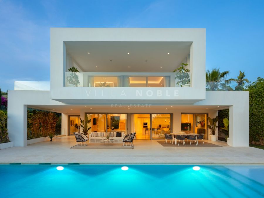 Wonderful villa located in a unique and ultra-secure setting, in the heart of the Golf Valley of Nueva Andalucia, Marbella