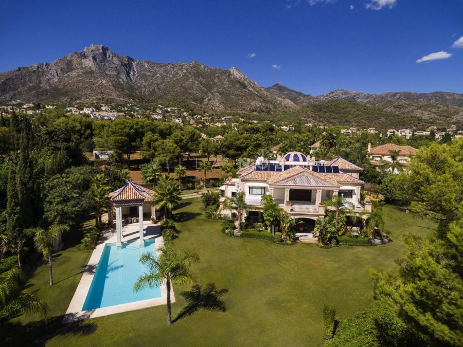 Magnificent mansion located in a small and prestigious gated community Sierra Blanca, in Marbella