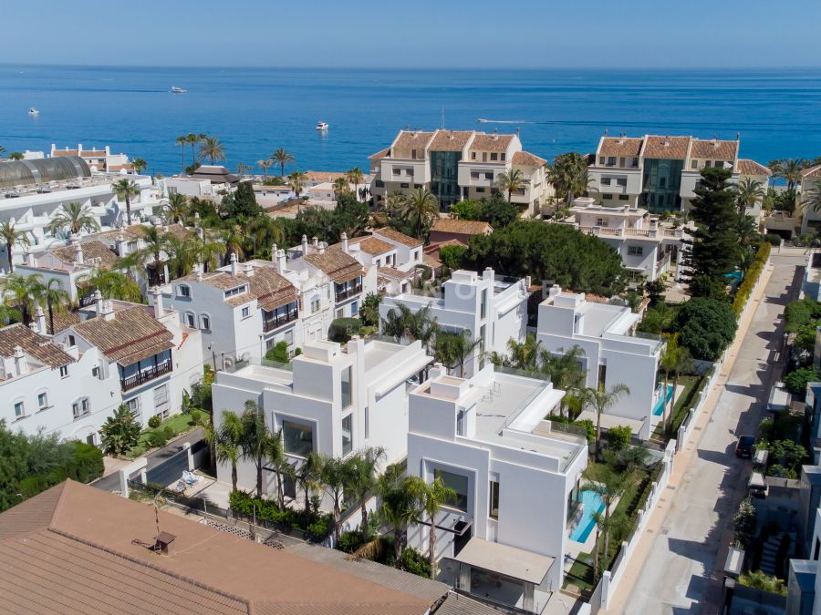 Modern villas located just 100 m from the beach on the Golden Mile, Marbella