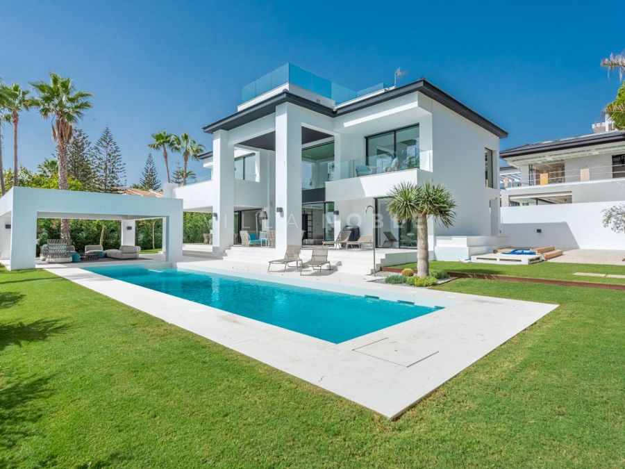 Villa a estrenar con un diseño elegante y moderno a solo unos pasos de la playa!