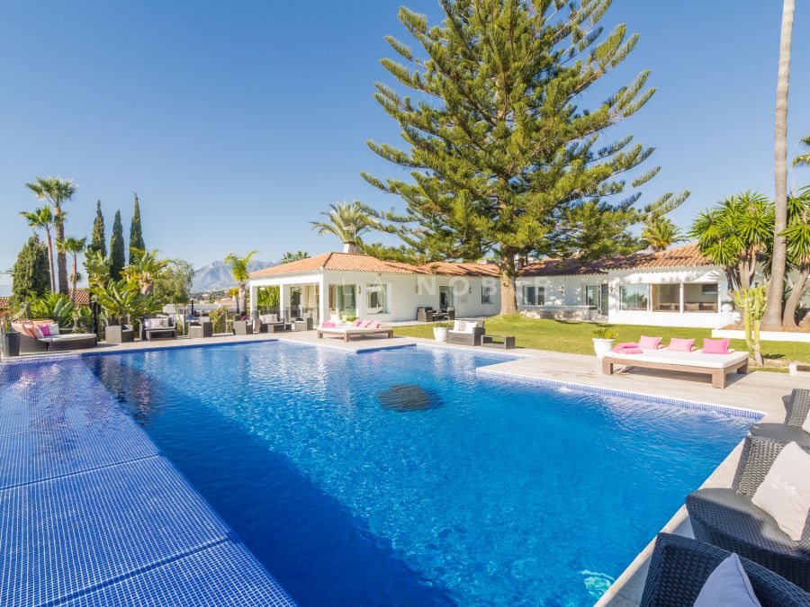 Beautiful villa in Elviria Built on a 2504 m2 plot with stunning panoramic views