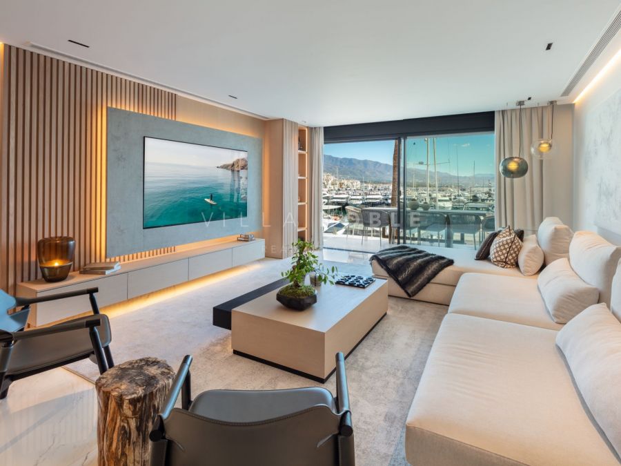 Apartamento de lujo con impresionantes vistas al puerto en el corazón de Puerto Banús, Marbella