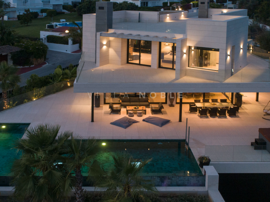 Fantastische moderne Villa mit Bergblick in Parcelas del Golf