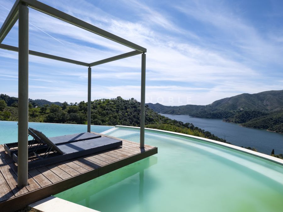 Contemporary Villa with a breathtaking views over the lake of Istàn, Istàn