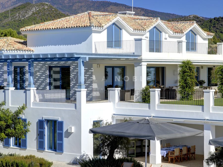 Eine luxuriöse Villa mit Panoramablick auf das Mittelmeer und die Berge in Benahavis.