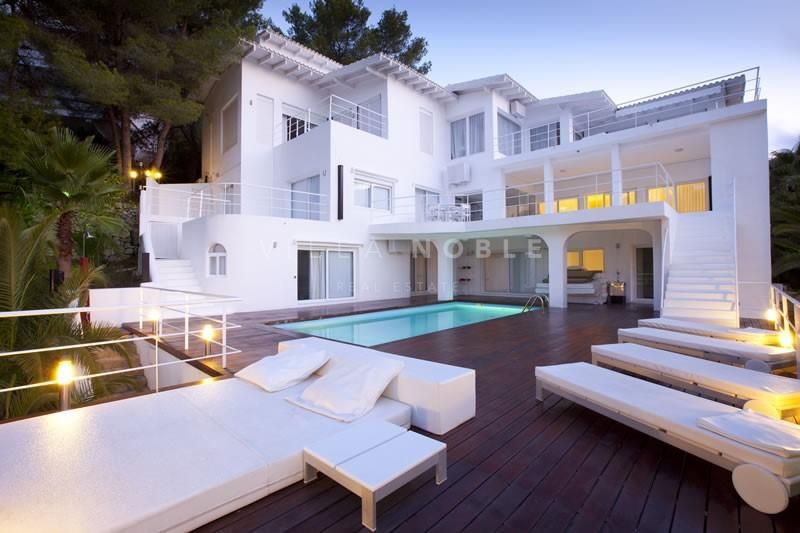 Luxury villa in the exclusive neighbourhood of Can Furnet
