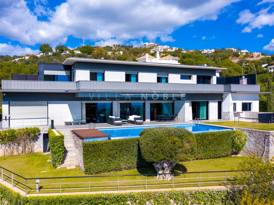 Increíble villa con vistas al mar en Los Altos De Los Monteros, Marbella
