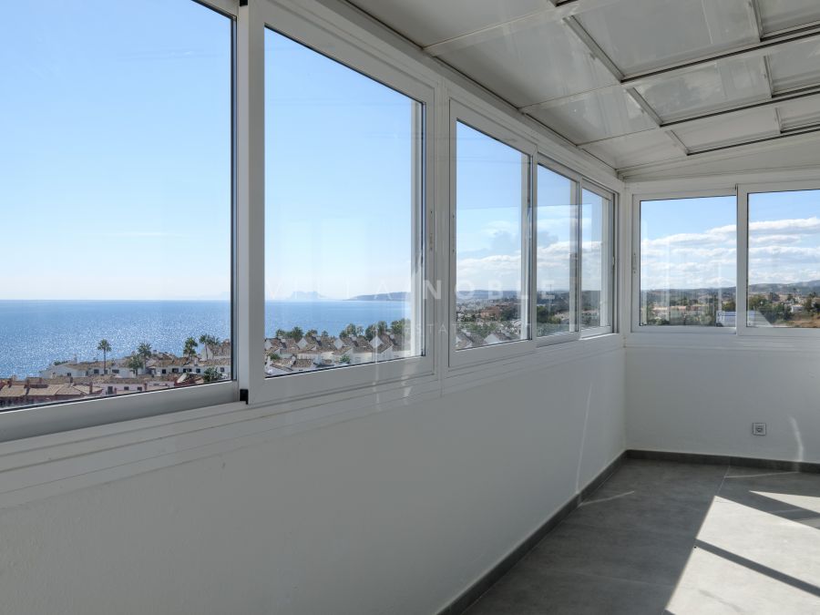 Fully renovated 3-Bed penthouse front line beach, Estepona