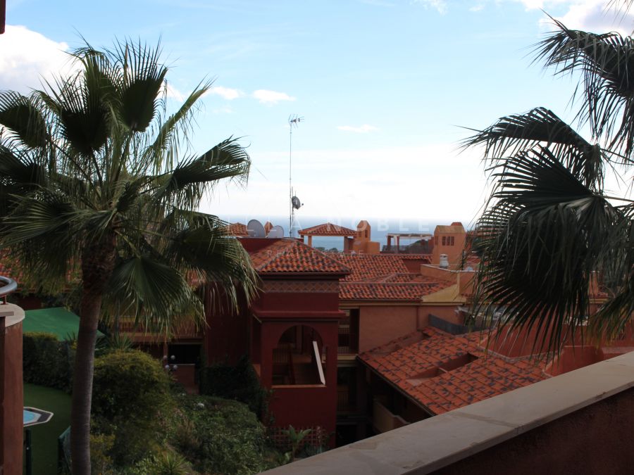 Great apartment with a nice terrace at East Marbella