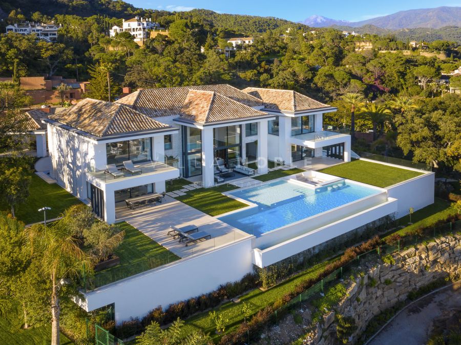 Unique luxury villa with unbeatable sea views in El Madroñal, Benahavis!