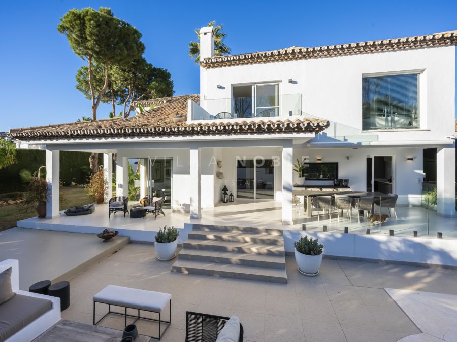 Esta lujosa villa está situada en el muy solicitado Marbella Country Club, Nueva Andalucía